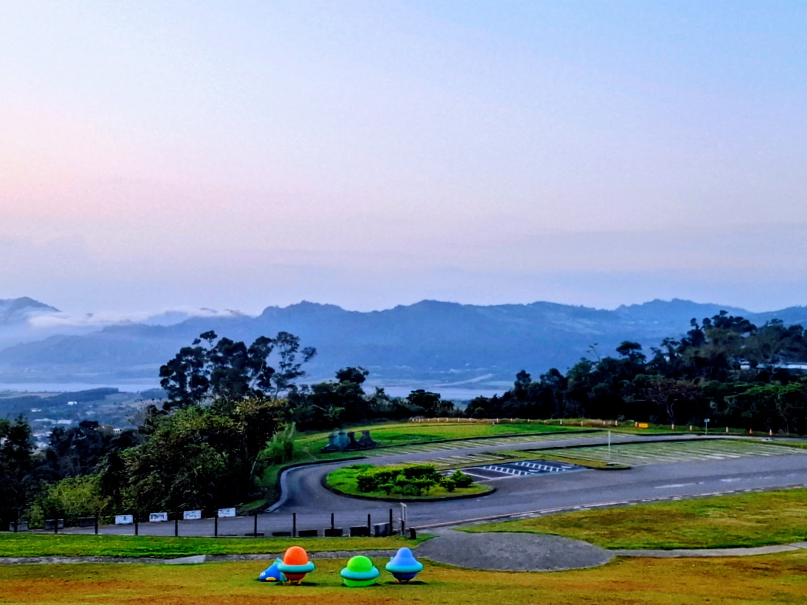 鹿野高台俯瞰花東縱谷全景，清晨薄霧繚繞，遠眺縱谷平原