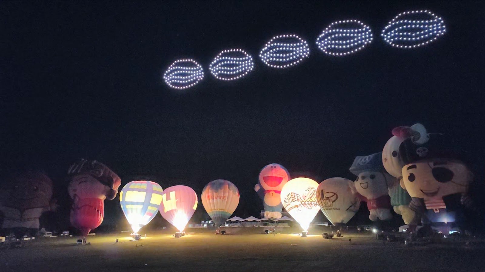 台東鹿野高台熱氣球嘉年華夜間無人機光雕秀，哆啦A夢等卡通熱氣球全排點火