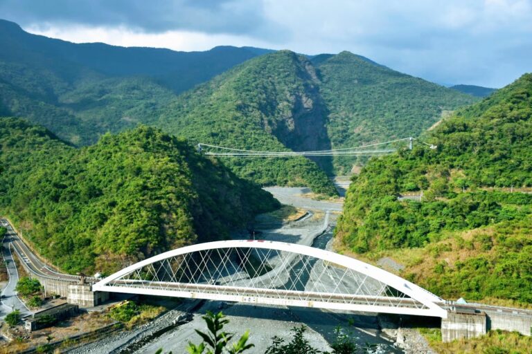 龍頭山望夫崖 白色拱橋橫跨溪谷 茂林一日遊