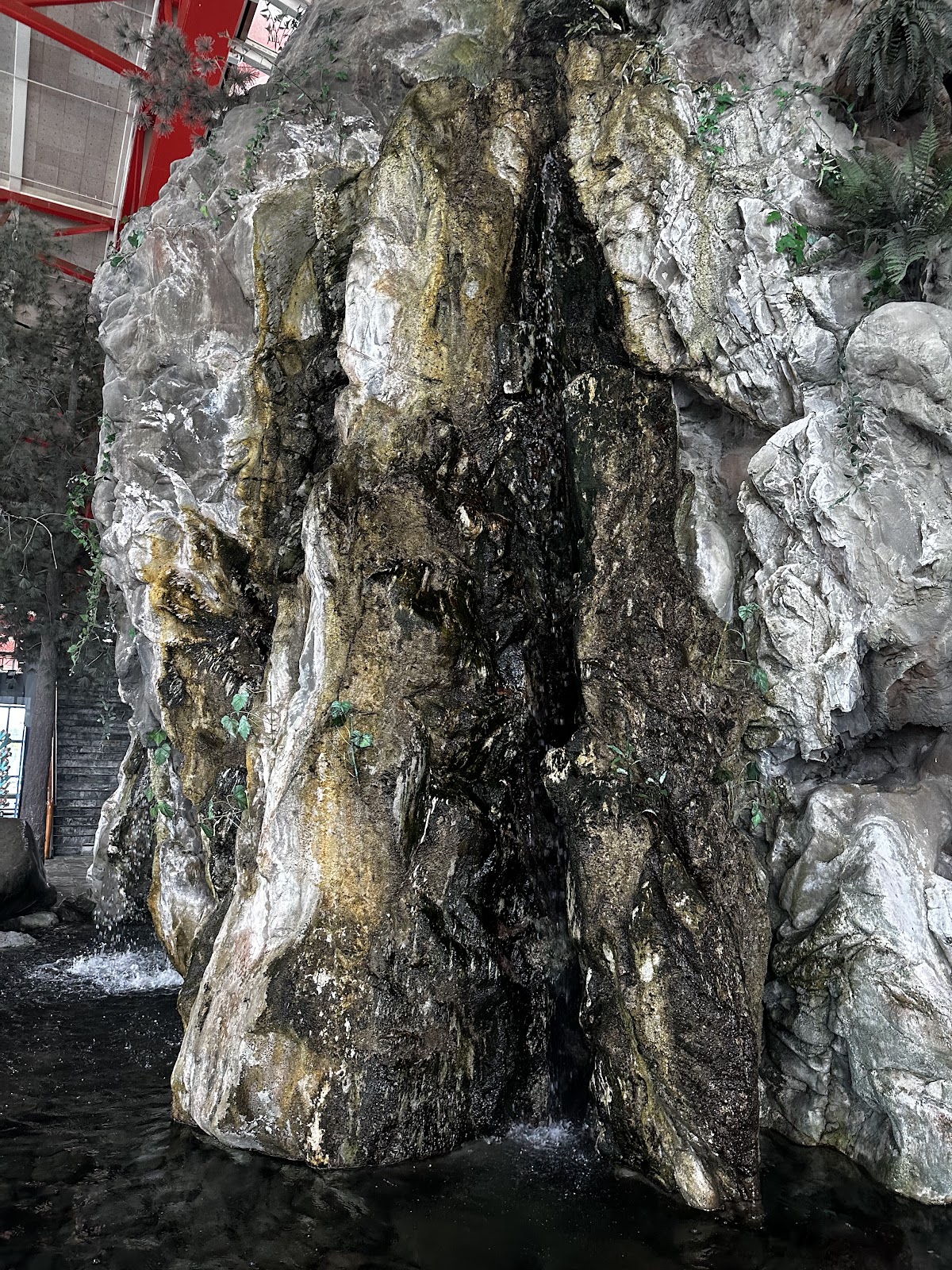 海生館台灣水域館仿天然岩石瀑布景觀 室內展示