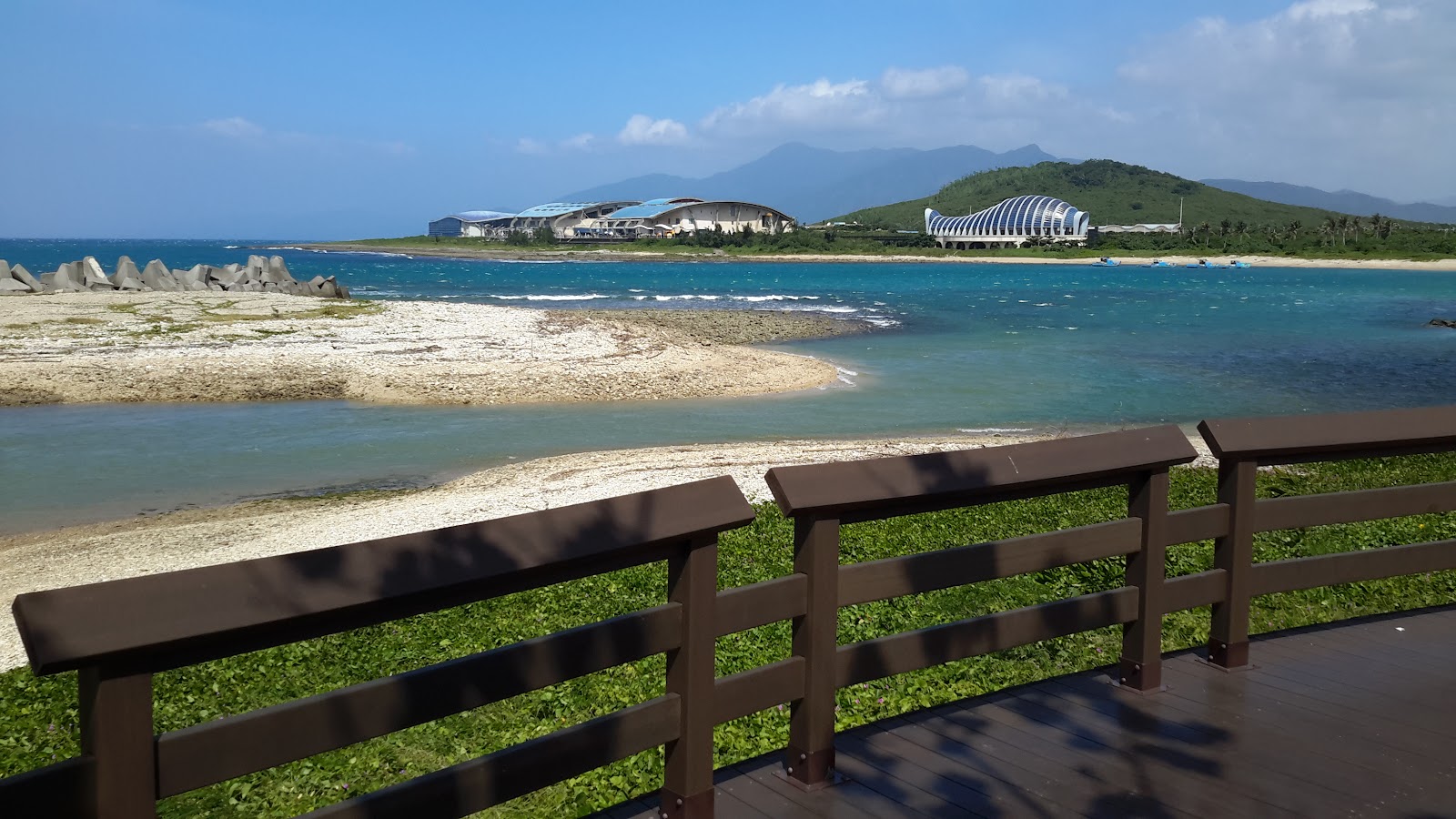 從木棧道遠眺海生館全景 後灣海岸藍綠海水