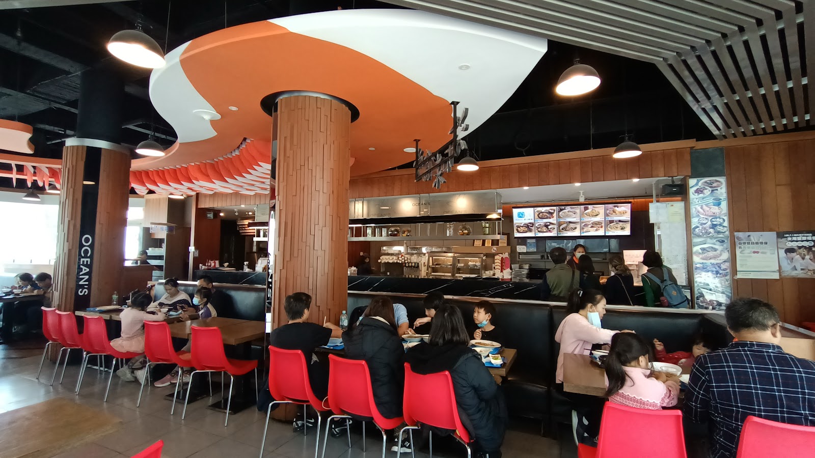 海生館Ocean's海洋餐廳室內用餐環境 橘色魚形天花板