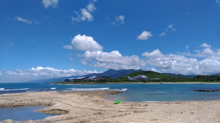 屏東海生館後灣沙灘遠眺全景 國立海洋生物博物館圓頂建築群
