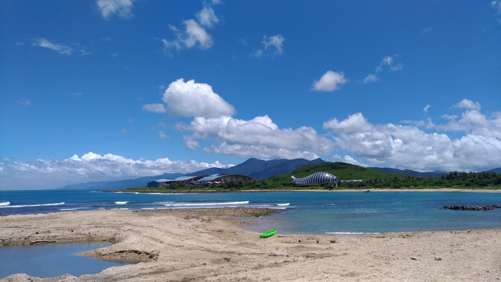 屏東海生館後灣沙灘遠眺全景 國立海洋生物博物館圓頂建築群
