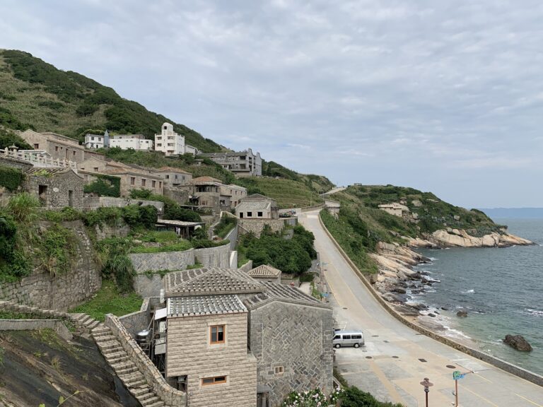 芹壁聚落依山面海閩東石頭厝全景 馬祖北竿藍眼淚旅遊