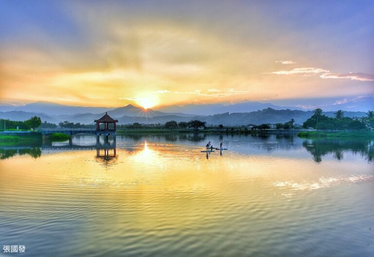 美濃湖黃昏夕照，湖中亭台倒影，SUP划槳，高雄美濃一日遊