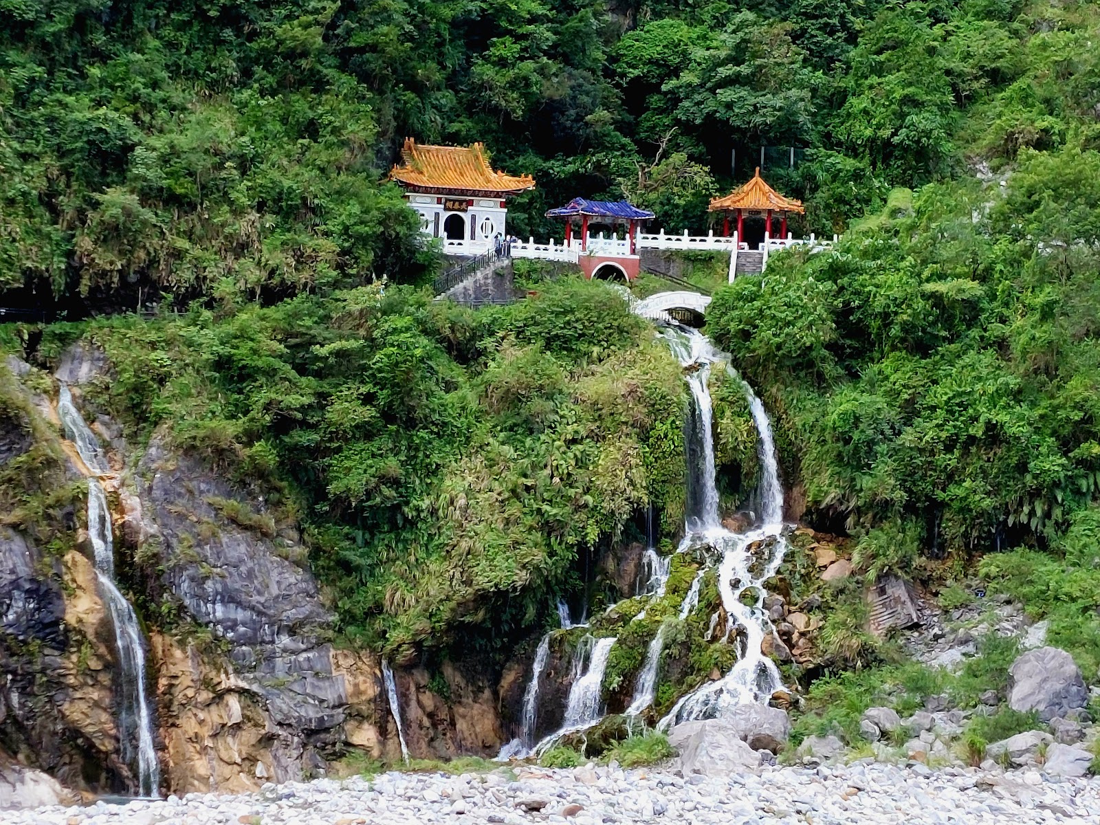 太魯閣長春祠雙瀑布從峭壁傾瀉，是花蓮最壯觀的水景之一