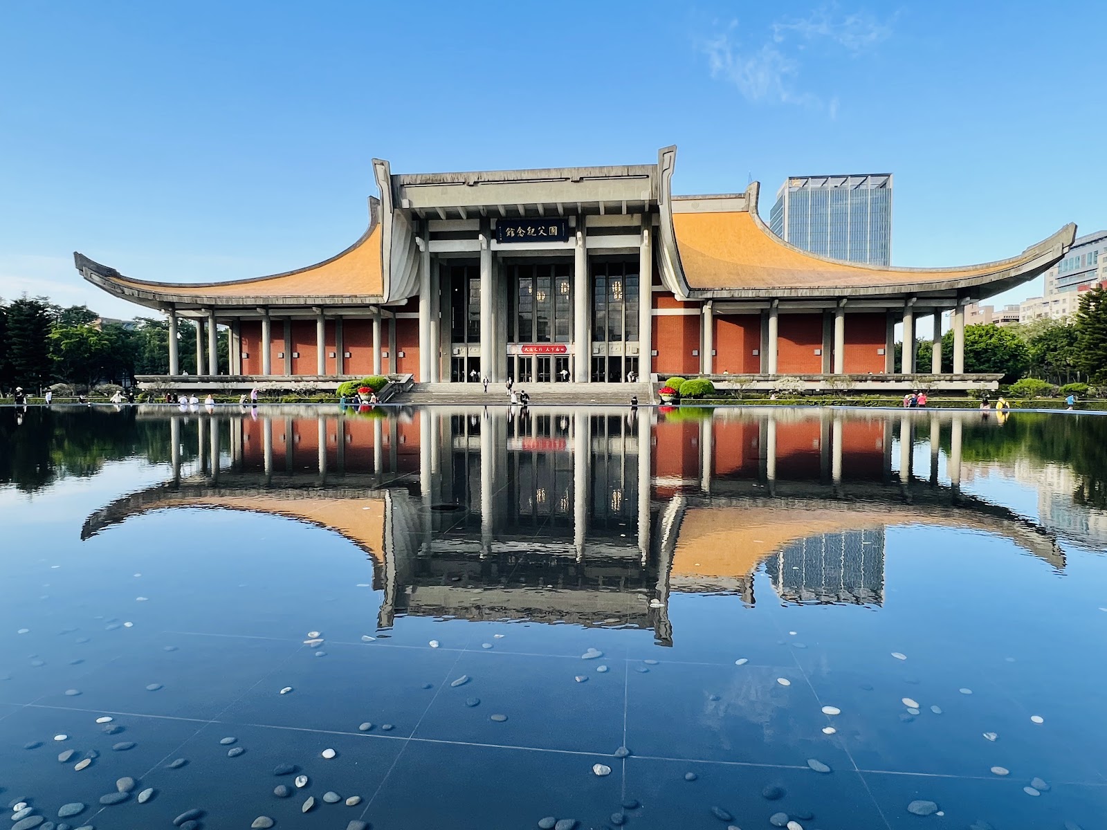 國父紀念館倒影水池信義區一日遊，宮殿式建築倒映藍天水面