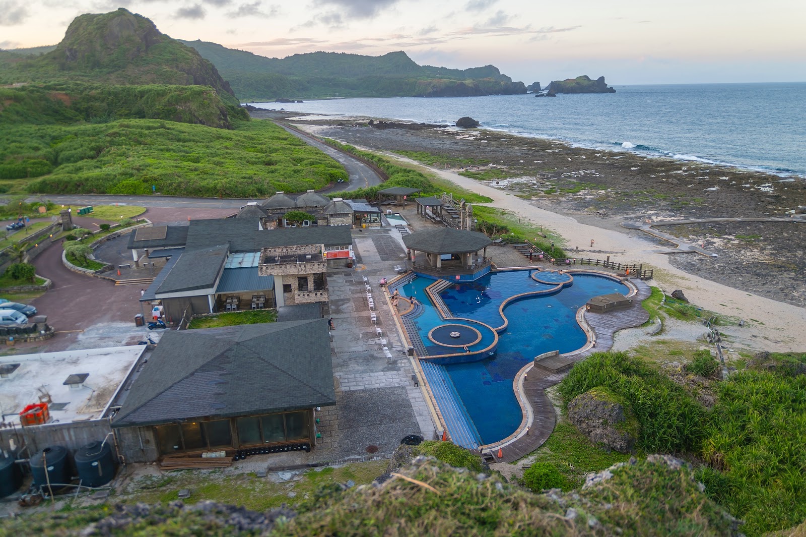 朝日溫泉俯瞰弧形溫泉池黃昏海景綠島一日遊
