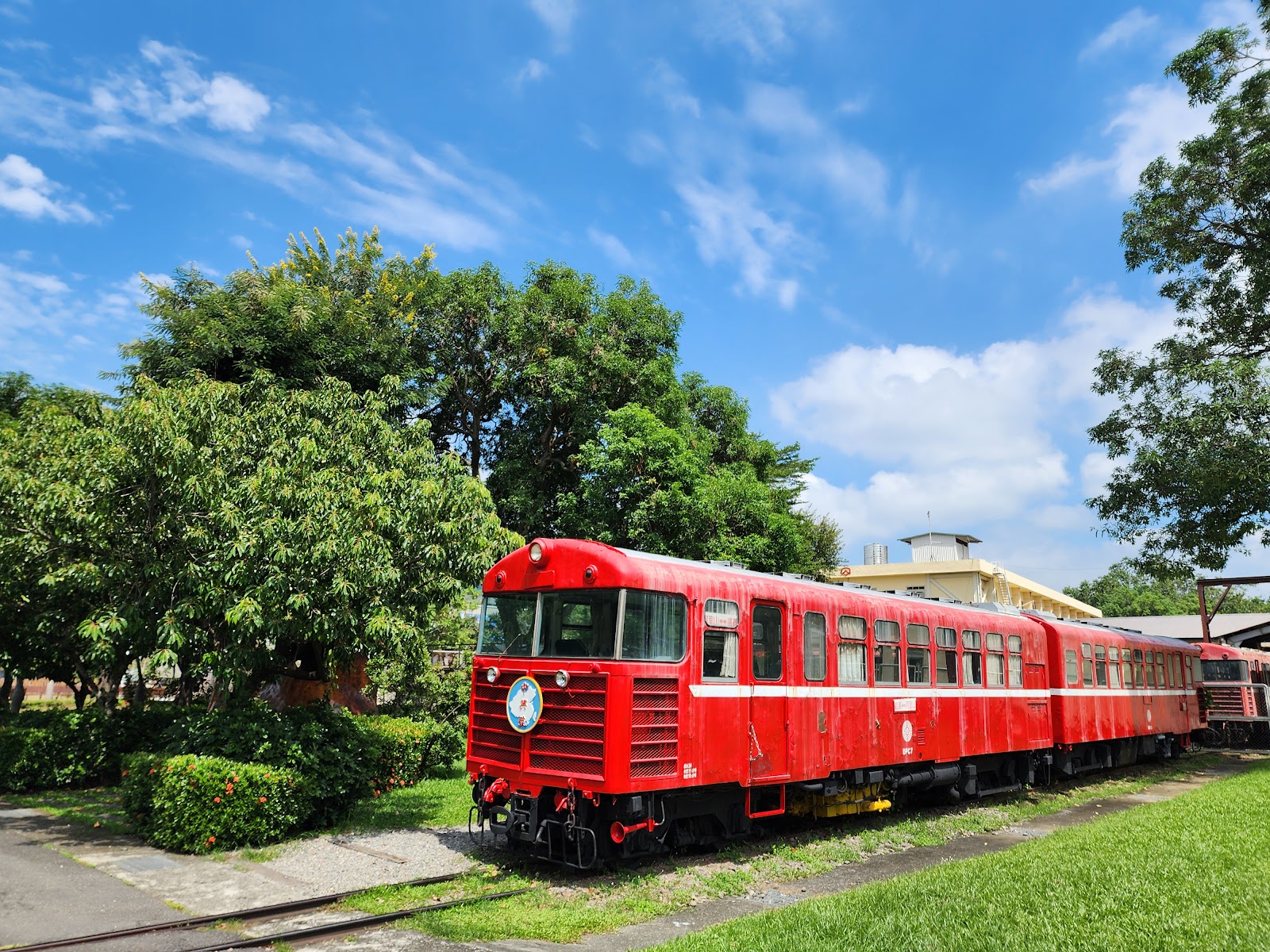嘉義阿里山森林鐵路車庫園區鮮紅色小火車停在軌道旁