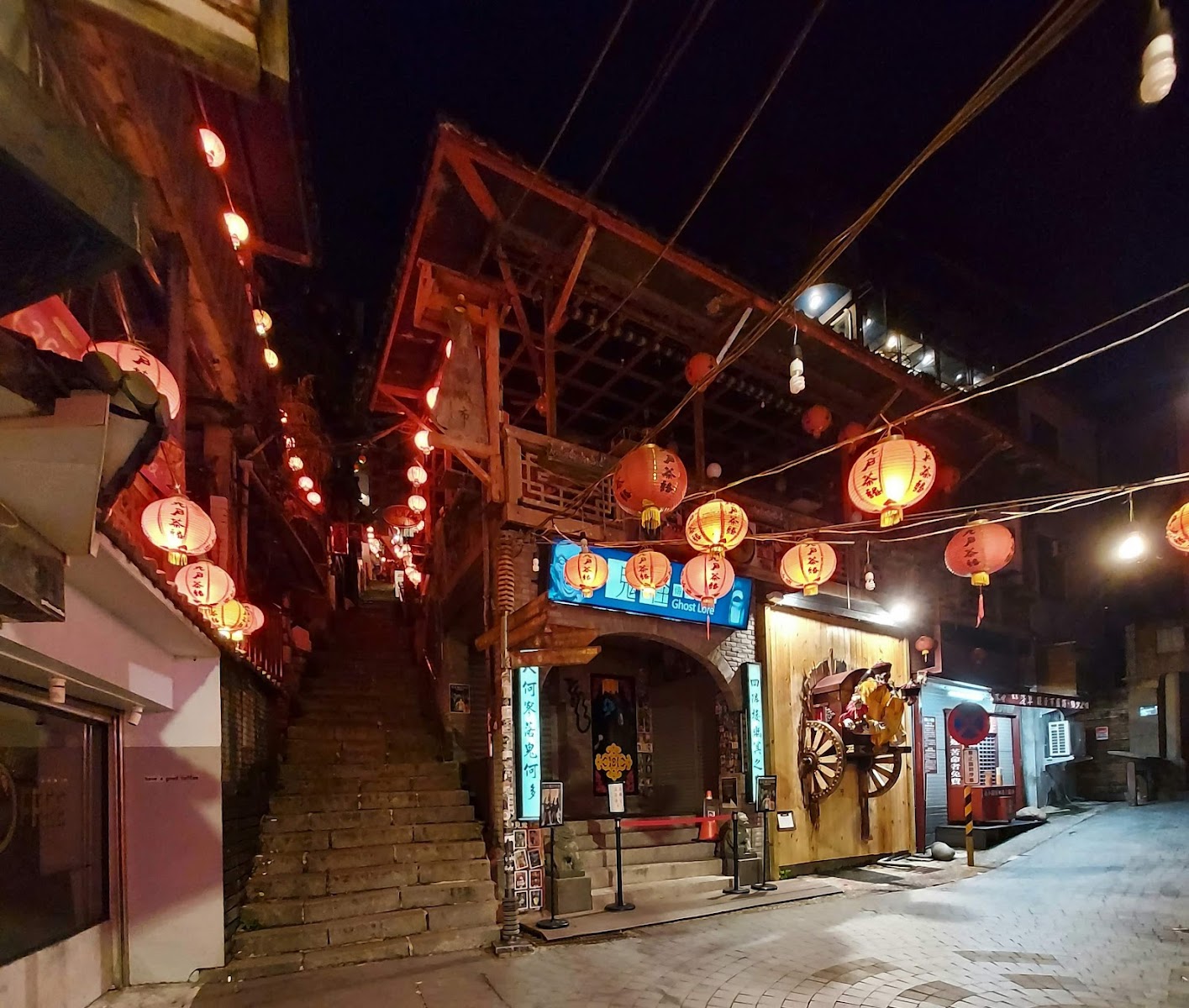 九份茶坊夜晚石階紅燈籠夜景，燈光點點映照山城