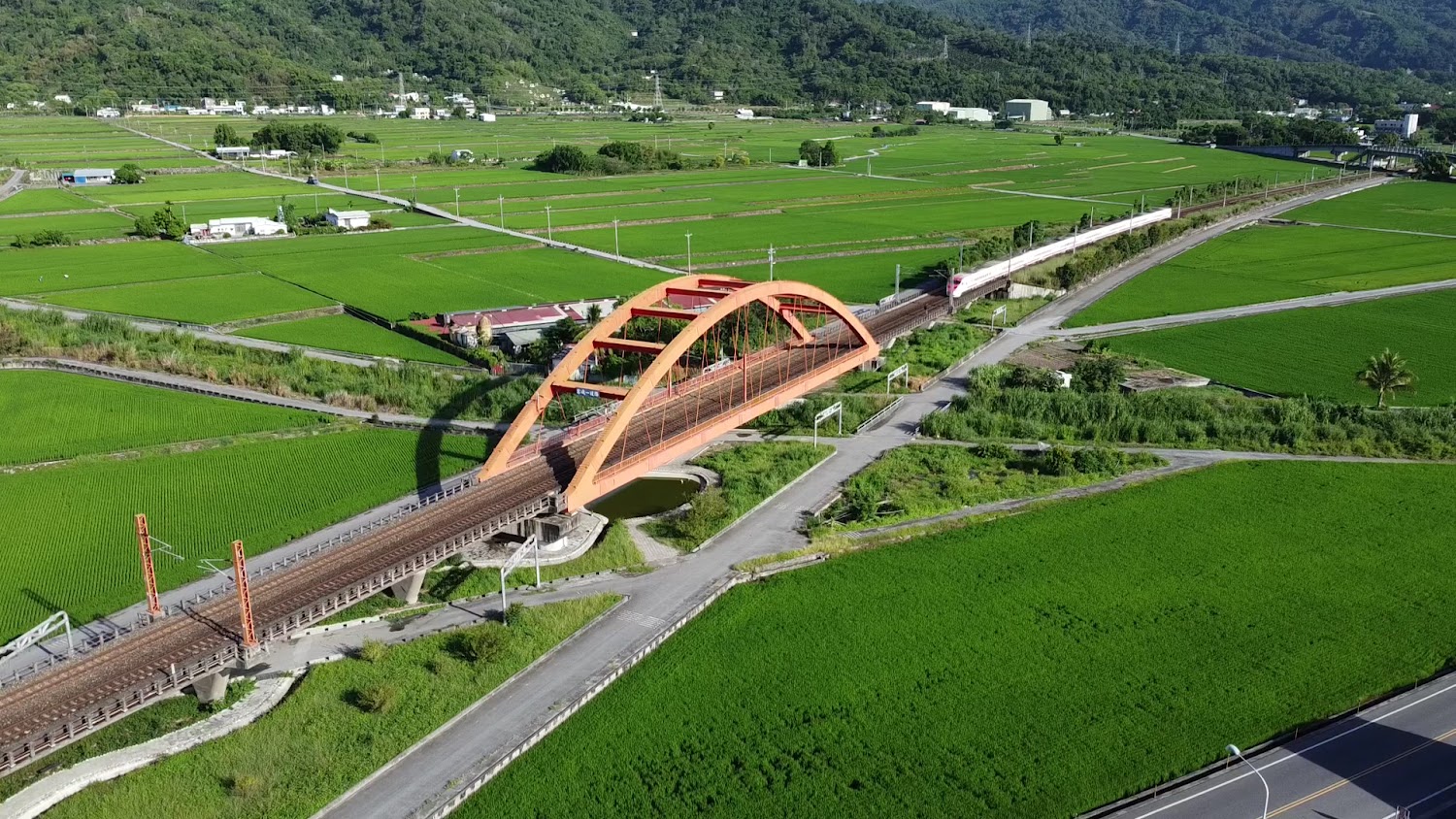 花東縱谷鐵道懶人包：8個必訪車站、鐵道遺址與拍火車景點一次看