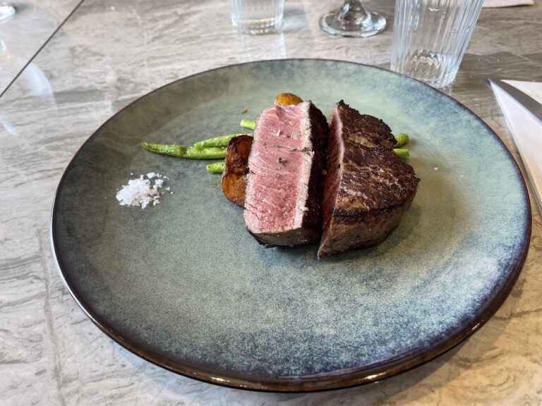 OUI steakhouse 高雄牛排館深度評測：美術館周邊約會餐廳的火候、空間與套餐完整解析