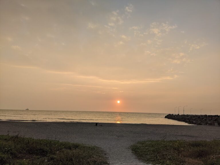 蚵仔寮海邊沙灘深度散策 高雄梓官夕陽海景與漁港美食一日遊