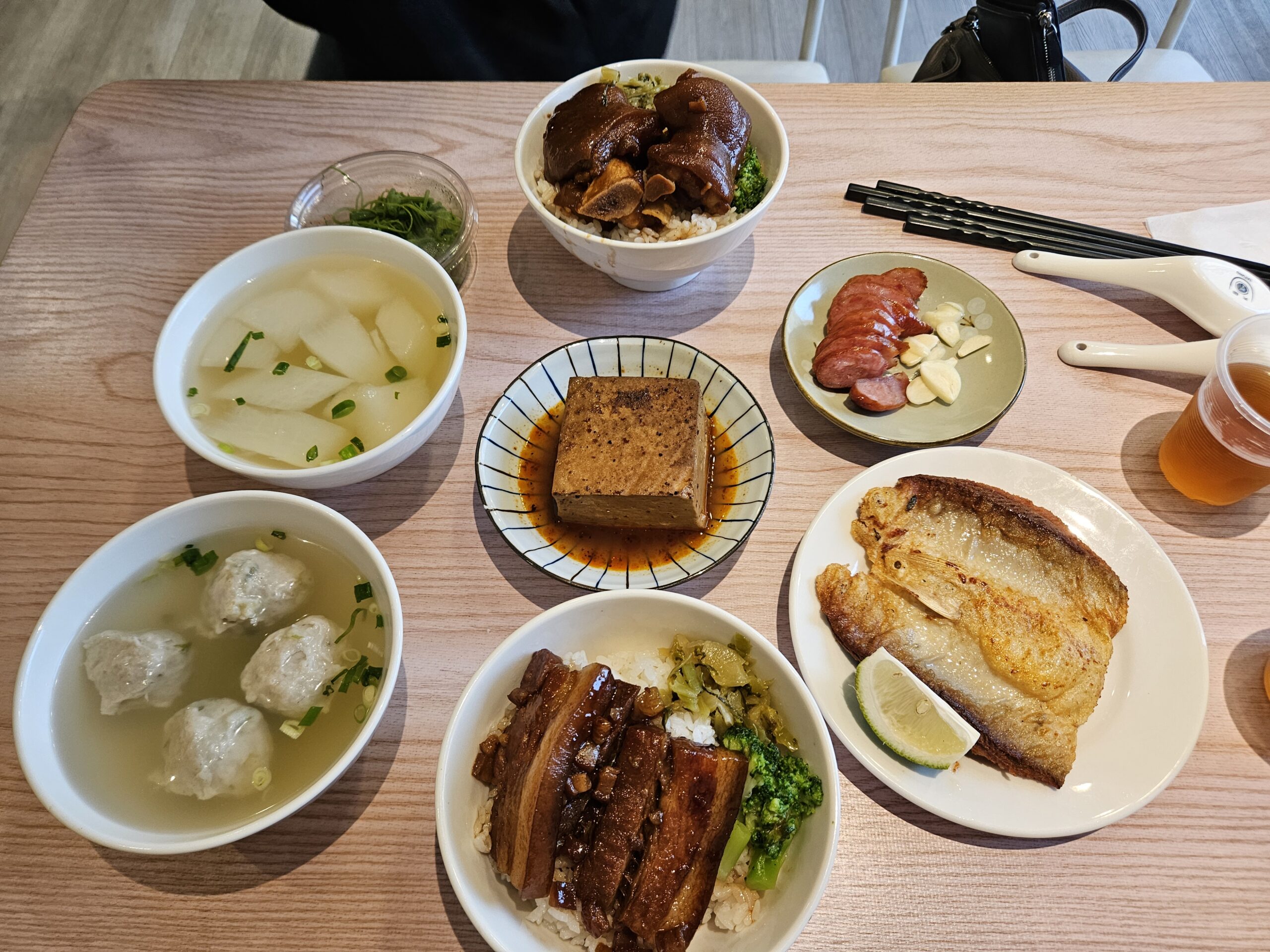 小團圓滷肉飯深度開箱：高雄楠梓人氣肉燥飯與家庭聚餐餐廳實訪