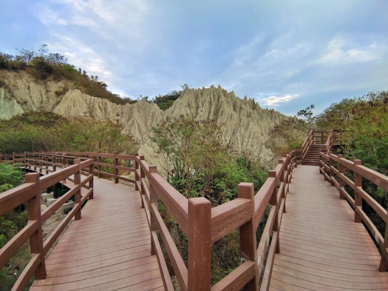 漯底山自然公園深度走讀｜高雄彌陀迷你月世界、吊橋碉堡與泥火山一次看