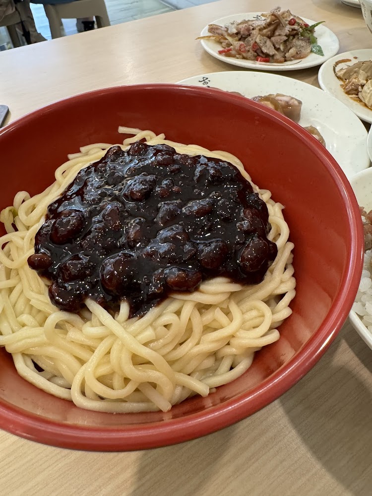 竹北黑深度評測：高鐵區平價小吃裡，讓人一試成主顧的黑乾麵與滷肉飯