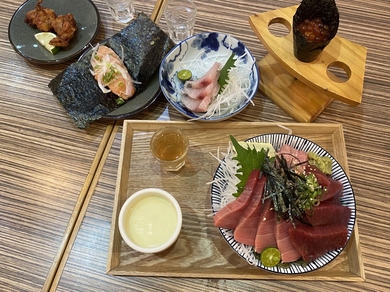 漁市大眾食堂竹北店深度開箱，竹北高評價日本料理定食與生魚片丼實吃評測