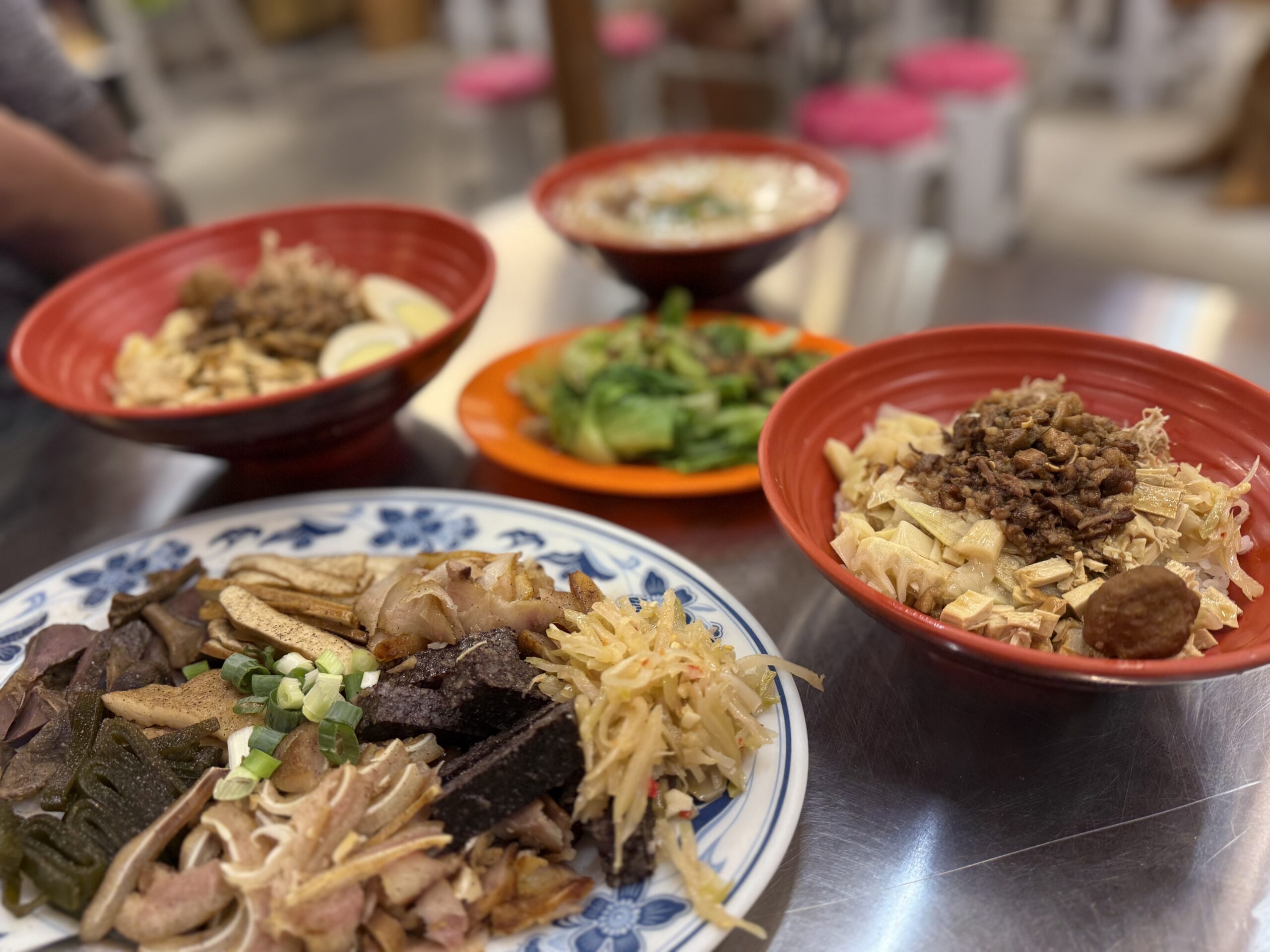 戚家糧倉煙燻滷味深度開箱，台東復古風小吃店的煙燻滷味與燻味飯實吃評測