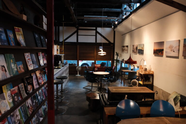 小曼咖啡店深度評測 台東老屋咖啡館裡的書香、鬆餅與療癒午後