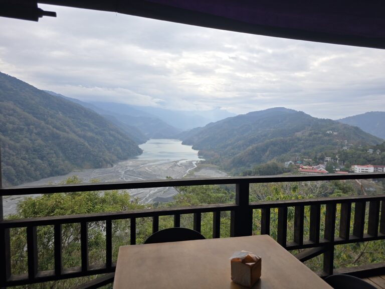 塔洛彎景觀餐廳深度開箱｜南投仁愛鄉山景第一排甕仔雞與砂鍋魚頭用餐體驗