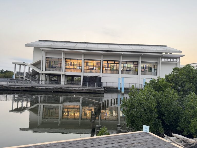 漂浮綠洲咖啡深度開箱｜大鵬灣遊客中心裡的水岸咖啡館與悠閒休憩提案