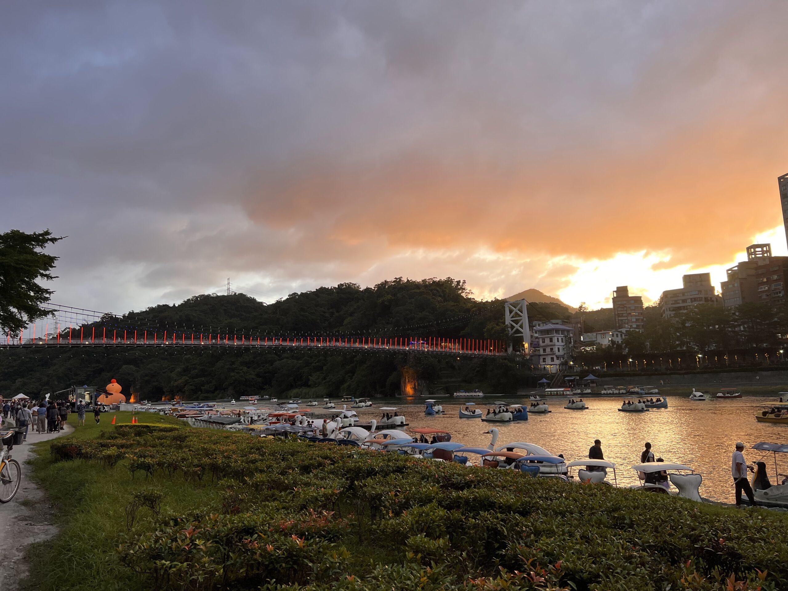 碧潭水岸商圈深度開箱：水岸餐飲、吊橋夜景與一日散步提案