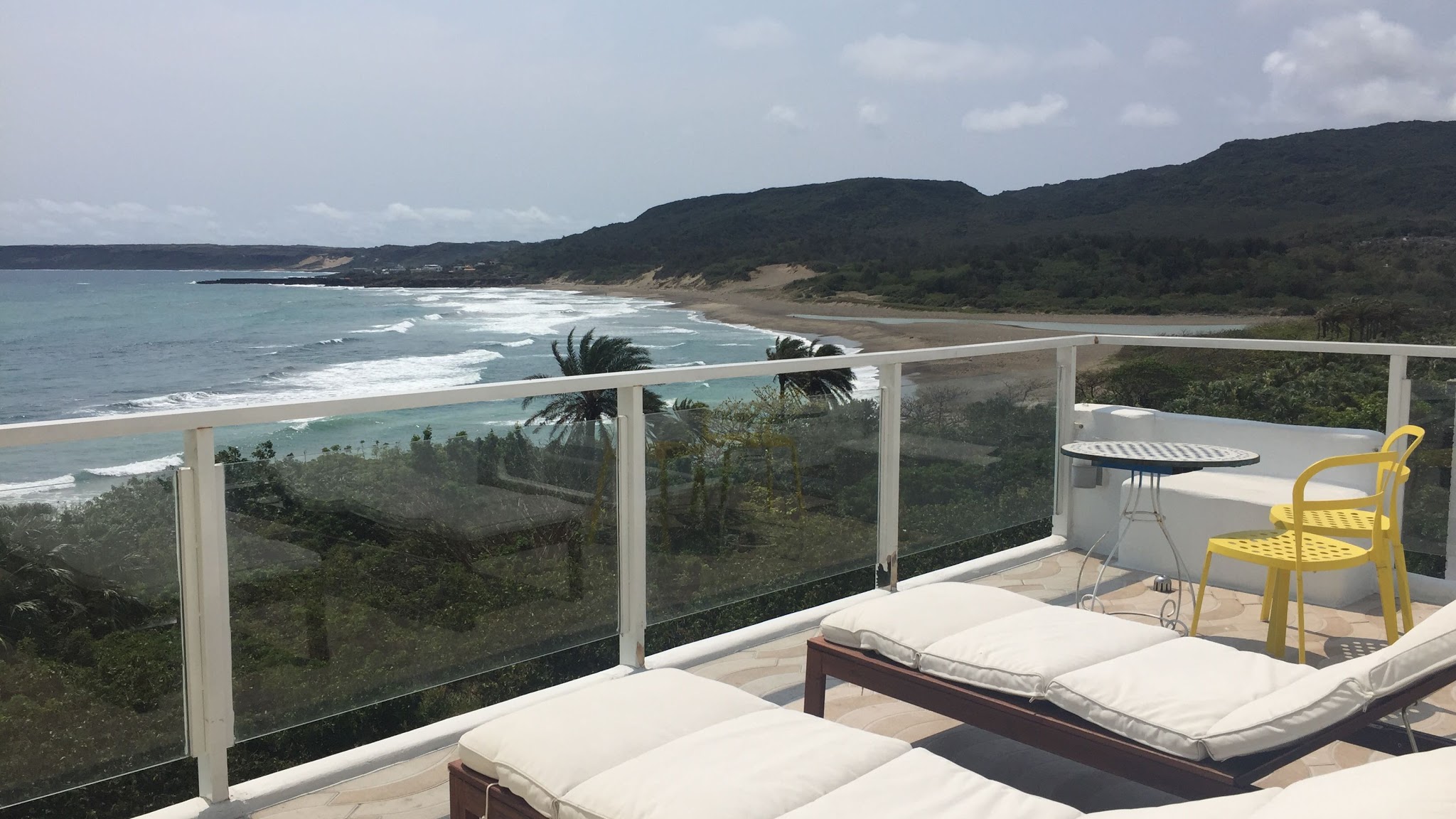 那年夏天懶人包｜3間同名人氣住宿與海景咖啡一次看，澎湖、三芝、墾丁怎麼選