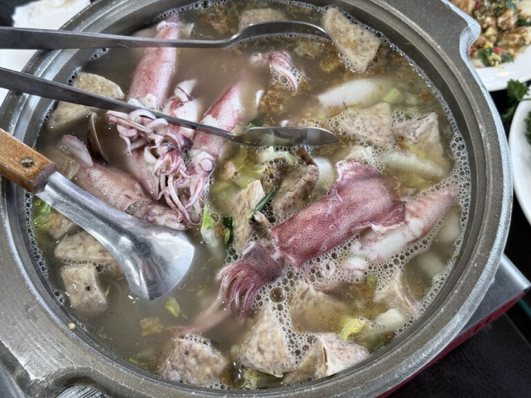 饌食樓高爾夫主題餐廳深度評測：淡水聚餐熱炒、停車便利與高爾夫收藏一次看