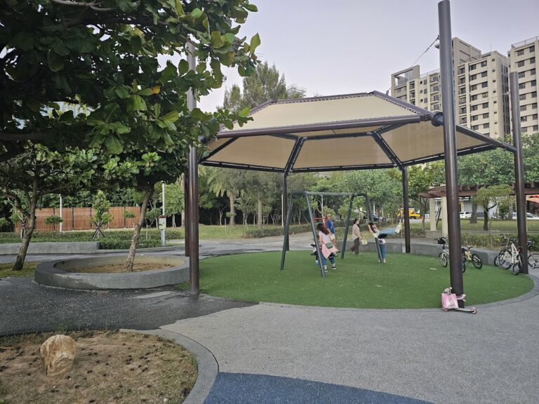 台中梧棲漁寮公園深度開箱 親子戲水區、海盜船遊具與停車攻略一次看