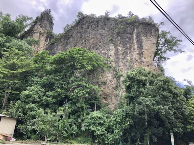 燕巢風景區深度漫遊:惡地奇景、雞冠山步道與泥火山一次看