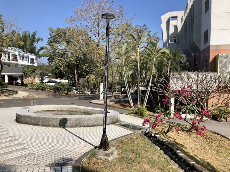 高師大燕巢校區泥火山深度攻略：校園裡就能看到冒泡地景的特殊景點體驗