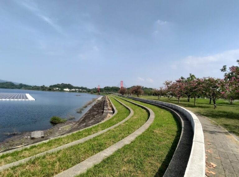 阿公店水庫風景區管理處深度評測:高雄燕巢最值得慢遊的環湖步道、吊橋與親子半日遊提案