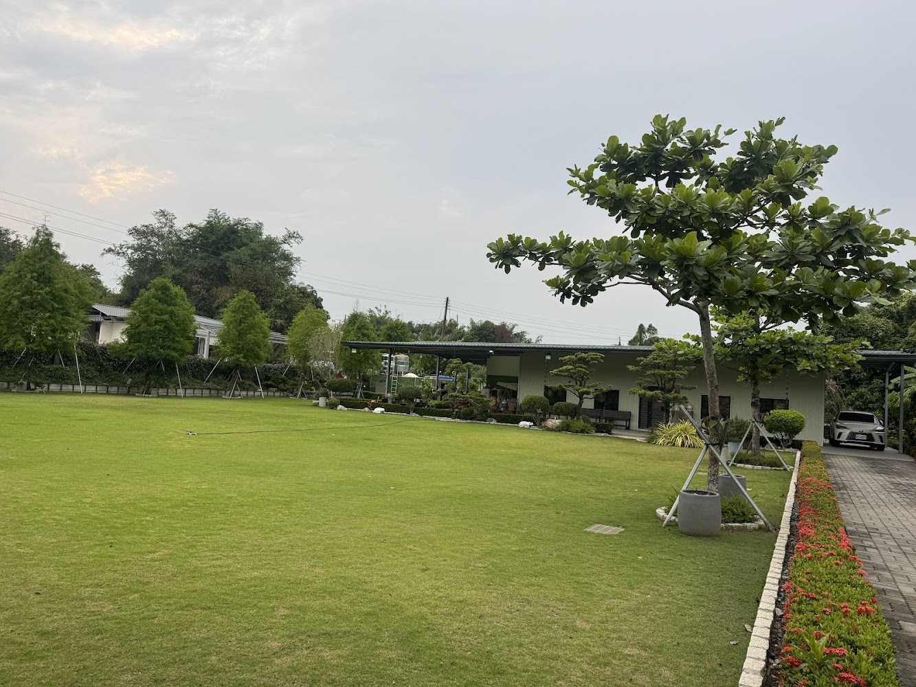 葉媽的莊園深度開箱：高雄燕巢綠草秘境、夜間露營氛圍與團體聚會體驗
