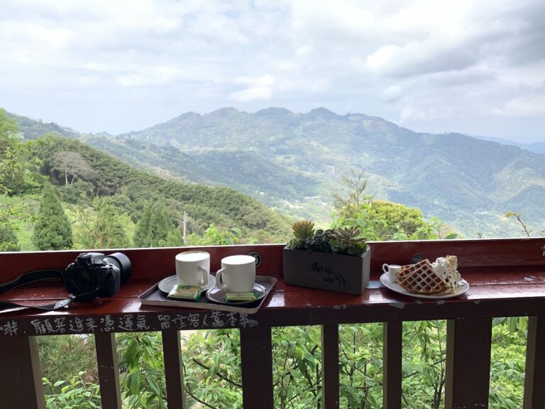 新竹五峰涼山撒牧咖啡深度開箱，山景咖啡、鬆餅與左岸涼山露營區的慢生活提案