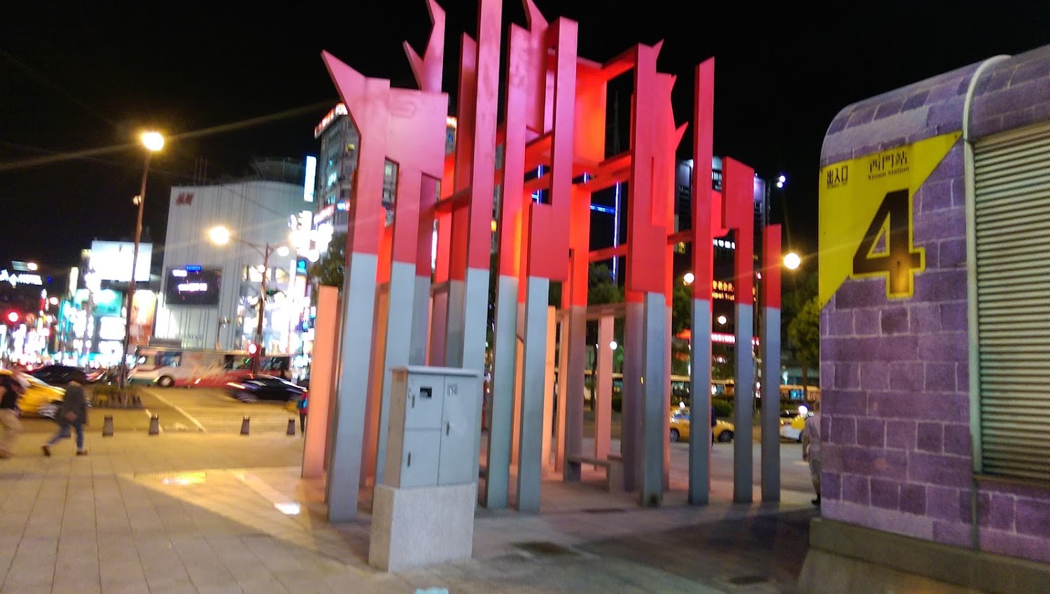西門散策全攻略：從霓虹街景、捷運出口到巷弄夜色的一日深度玩法