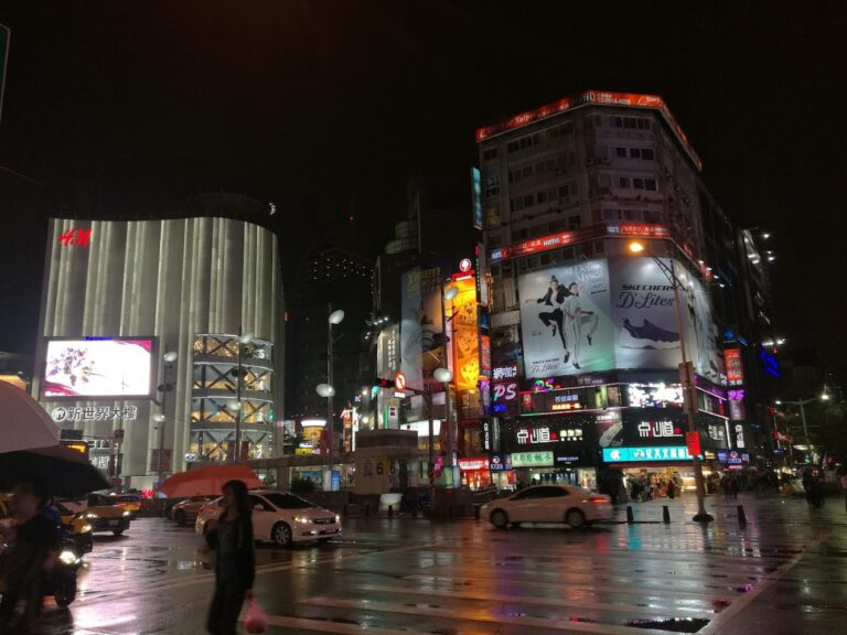 西門站玩樂全攻略 漫遊西門町夜景、街區散策與紅樓周邊亮點