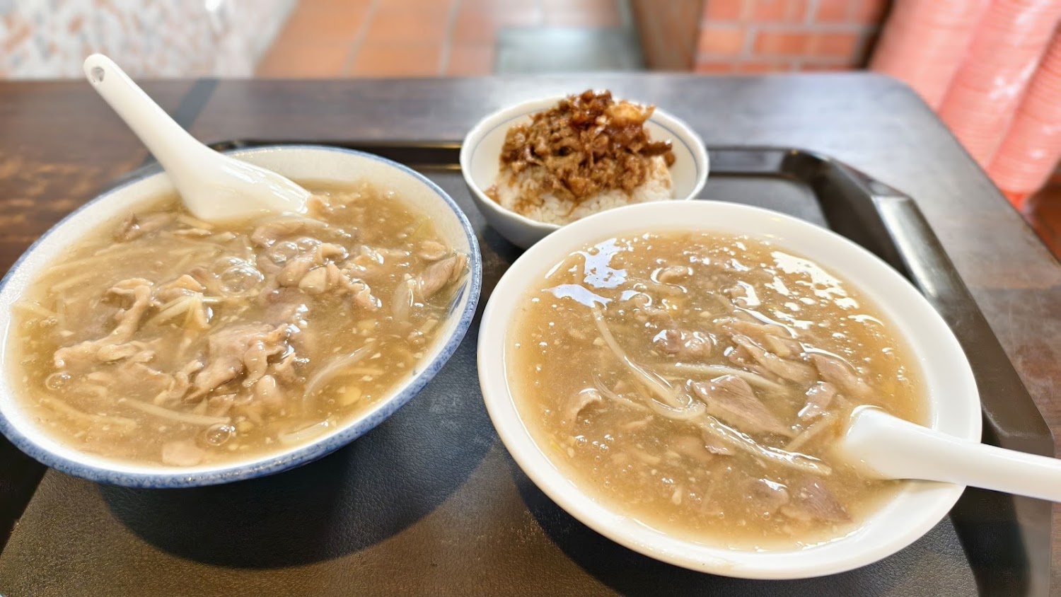 新店光明街美食懶人包｜一次吃遍老麵店、油飯、鴨肉羹與便當名店