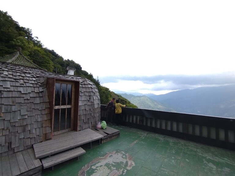 宇老觀景台深度攻略:尖石山景、雲海美食與停車動線一次看