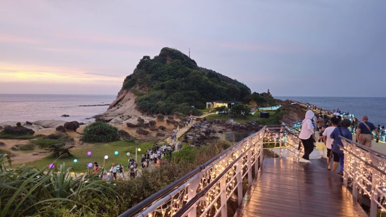 夜訪女王頭攻略：野柳女王頭白天海景到夜間光影的深度體驗