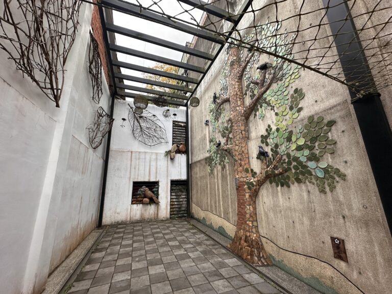 南庄老街桂花巷白色巷弄馬賽克樹藝術壁畫，苗栗客家景點
