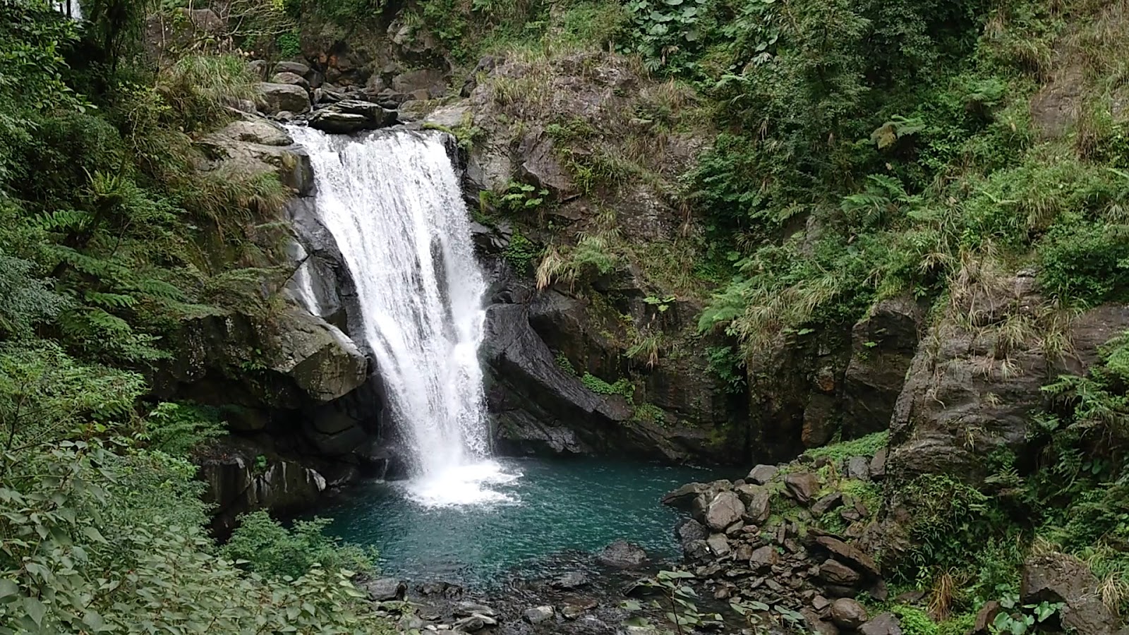 內洞瀑布 全景 白色水幕 碧綠水潭 原始山林