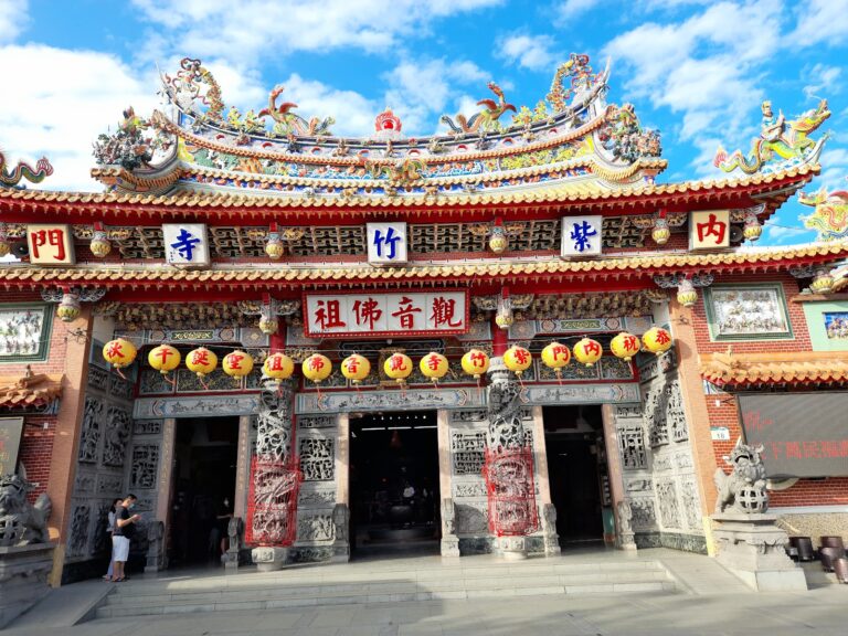 高雄內門紫竹寺正門，金碧輝煌廟宇建築，內門一日遊必訪景點