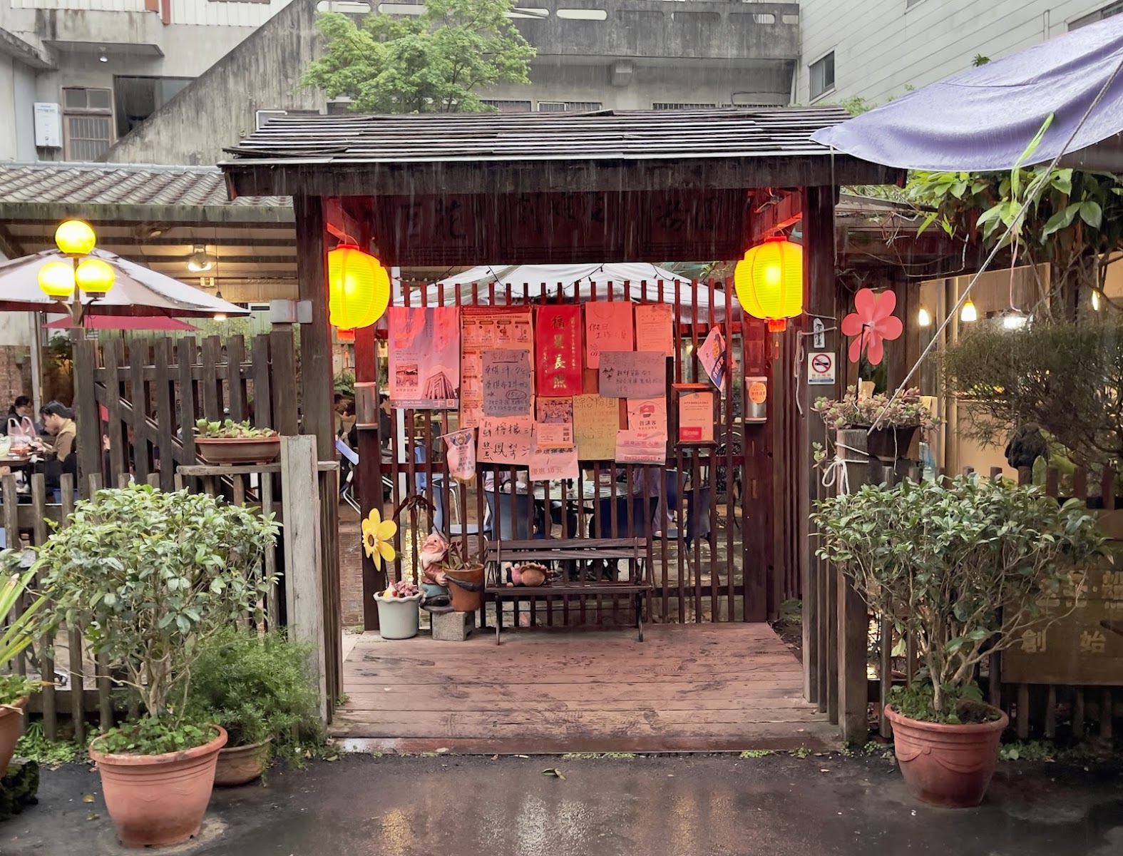 內灣老街木造涼亭入口，黃色燈籠，復古老街氛圍，新竹一日遊