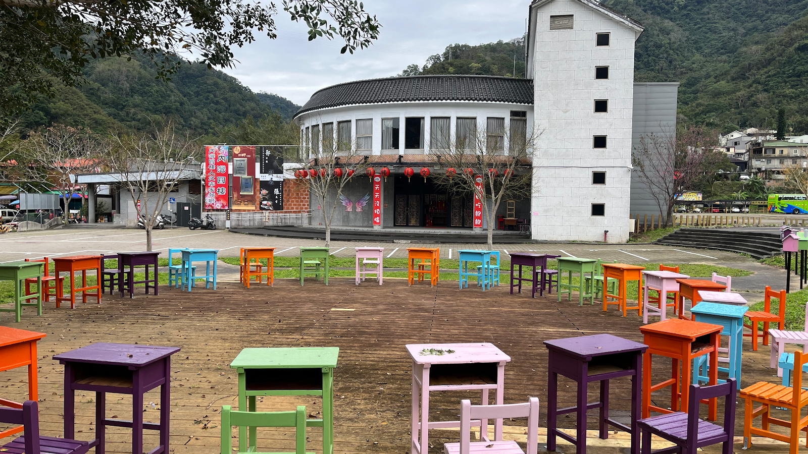 內灣戲院廣場彩色桌椅，白色方形建築與圓頂，紅色燈籠，新竹一日遊