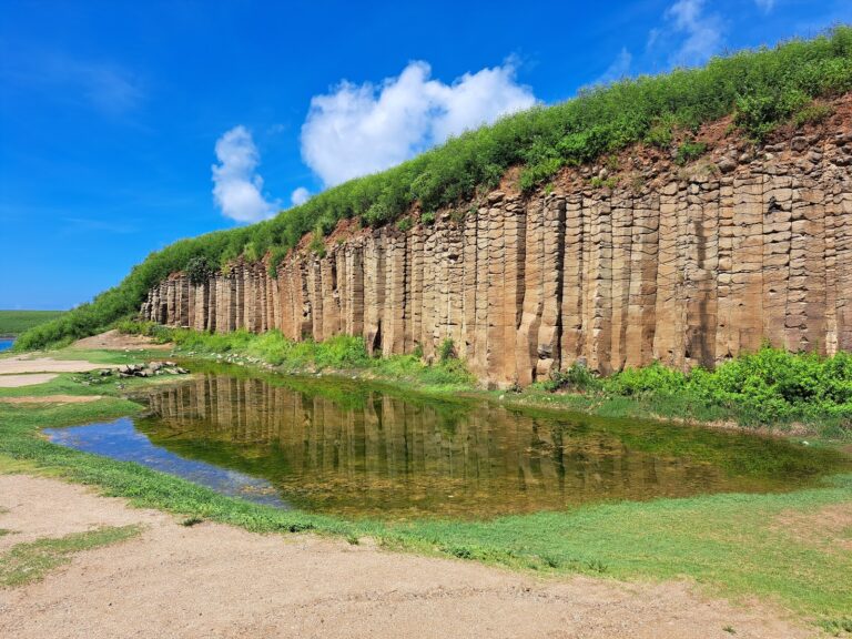 大菓葉玄武岩柱群倒映水面，澎湖必訪地質奇觀