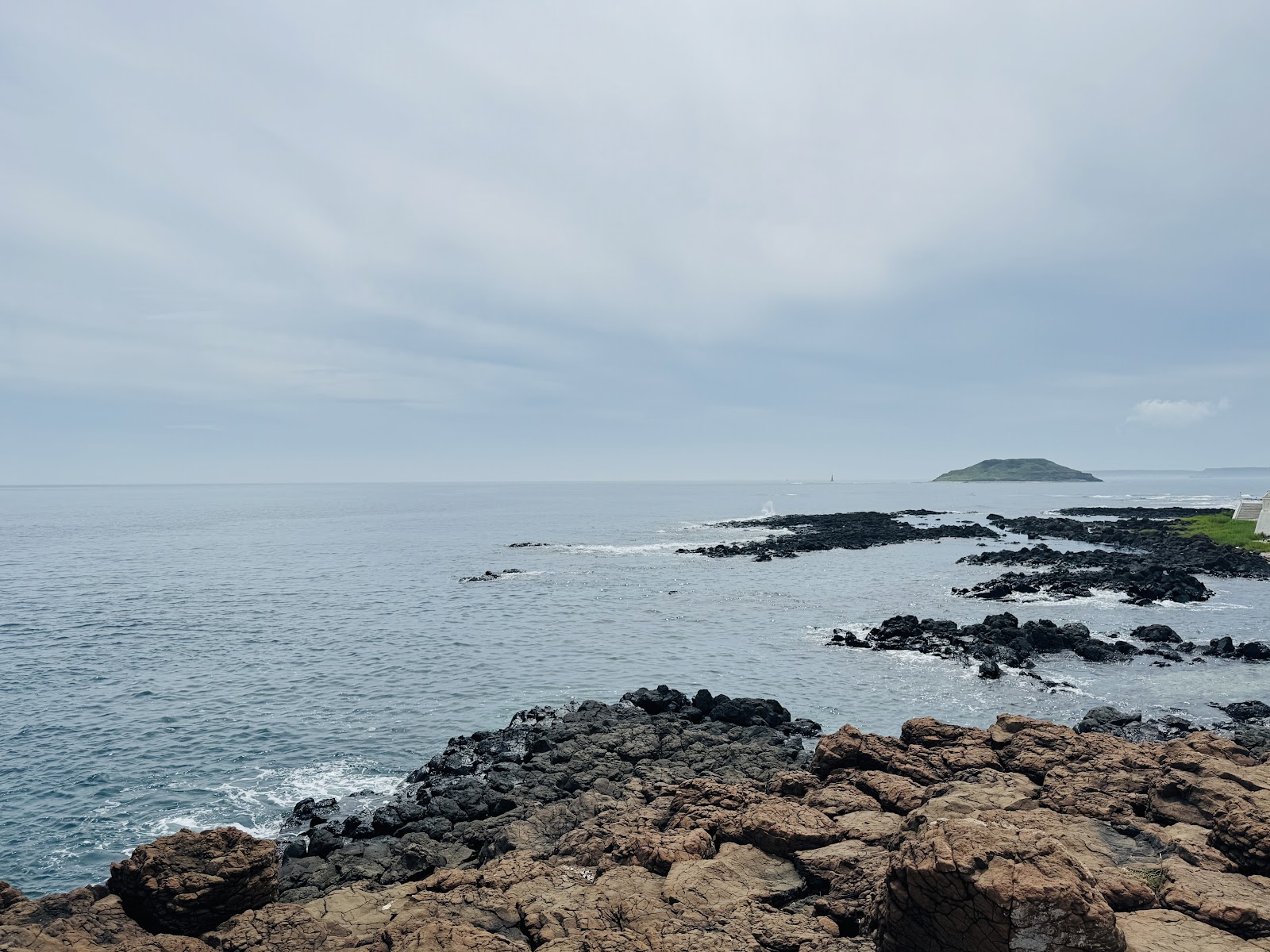 澎湖風櫃半島玄武岩礁岸遠眺小島