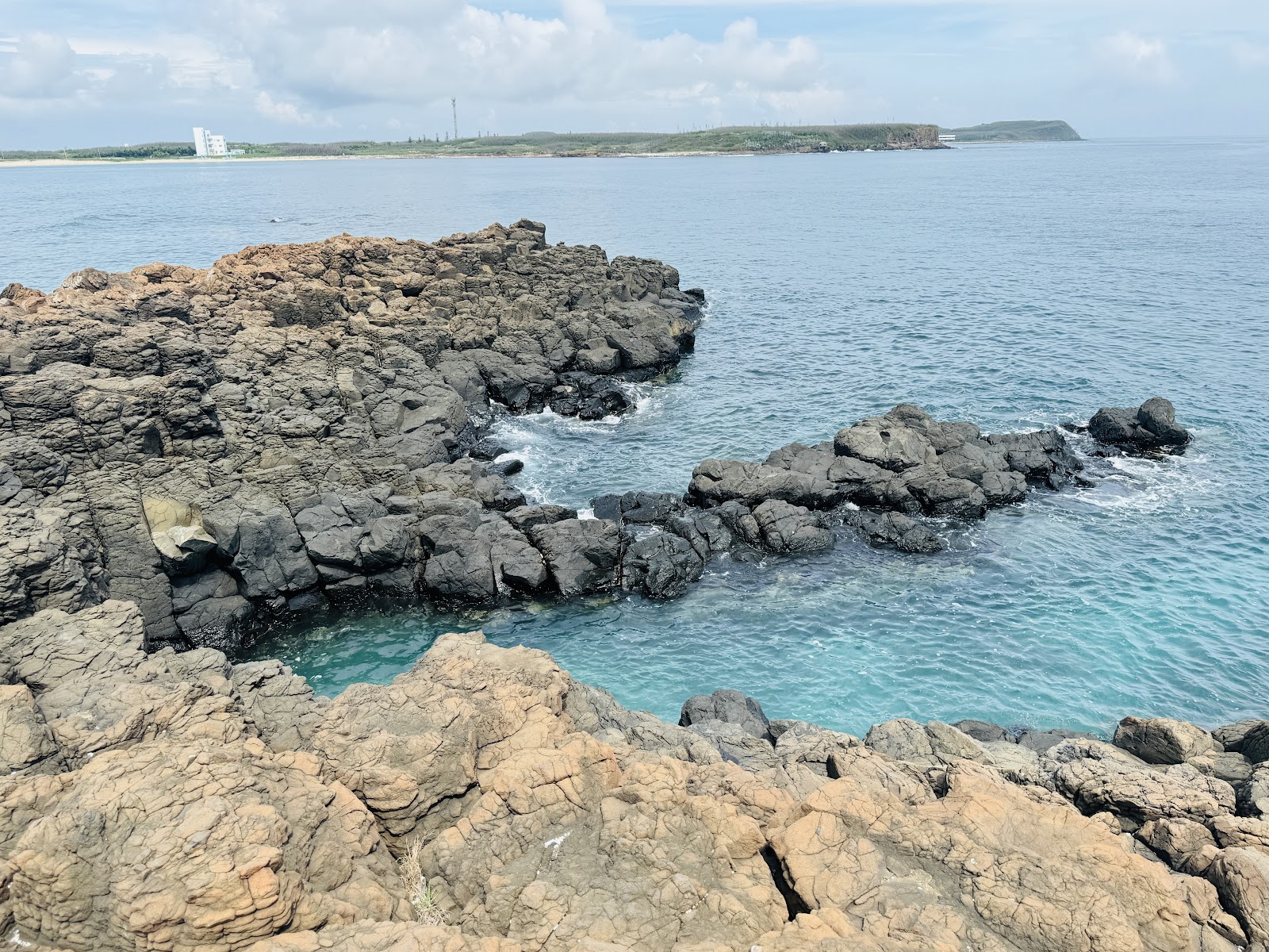 澎湖風櫃礁岸碧藍透明海水