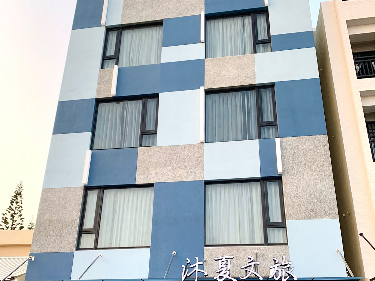 澎湖馬公特色民宿外觀 藍白格子建築