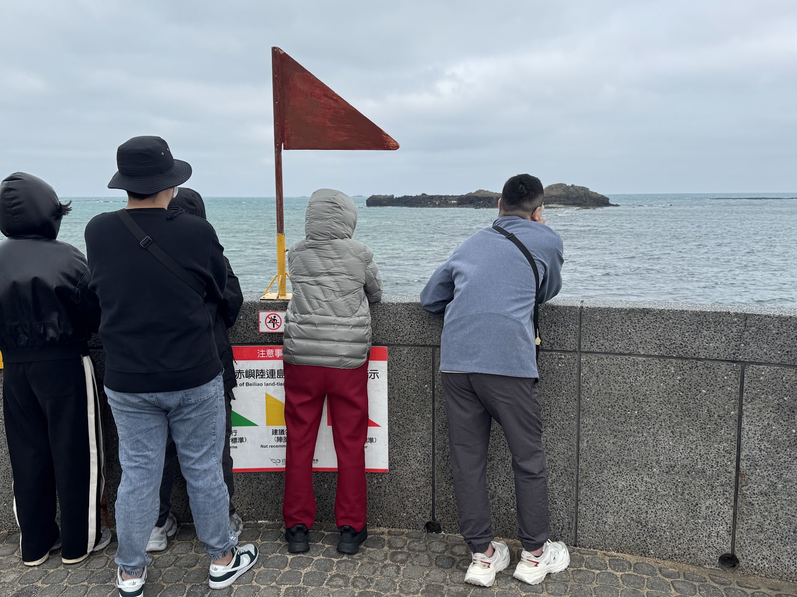 澎湖奎壁山摩西分海觀景台遊客望赤嶼